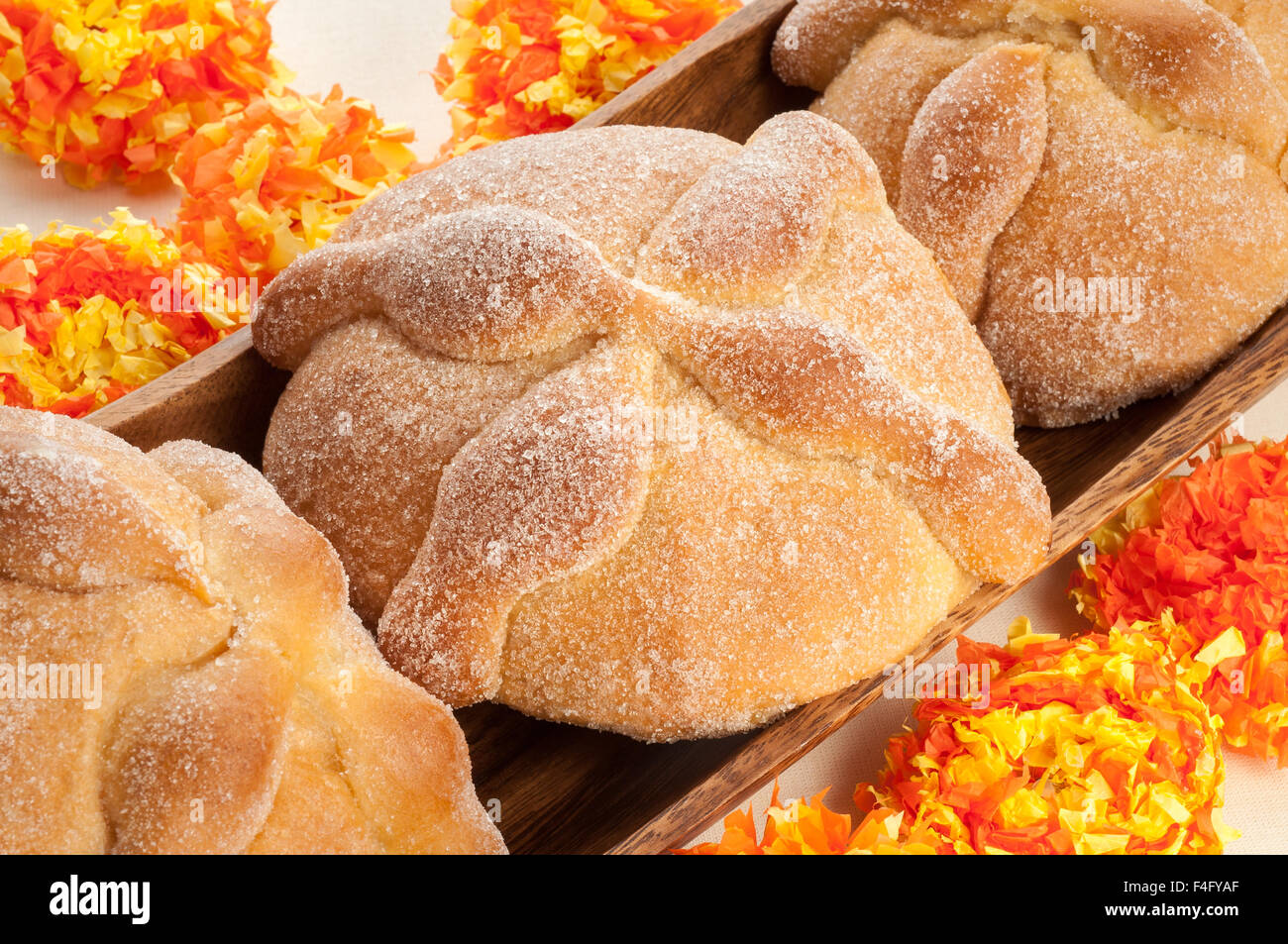 Pane dolce chiamato pane dei morti (Pan de Muerto) goduto durante il giorno dei morti festeggiamenti in Messico. Foto Stock