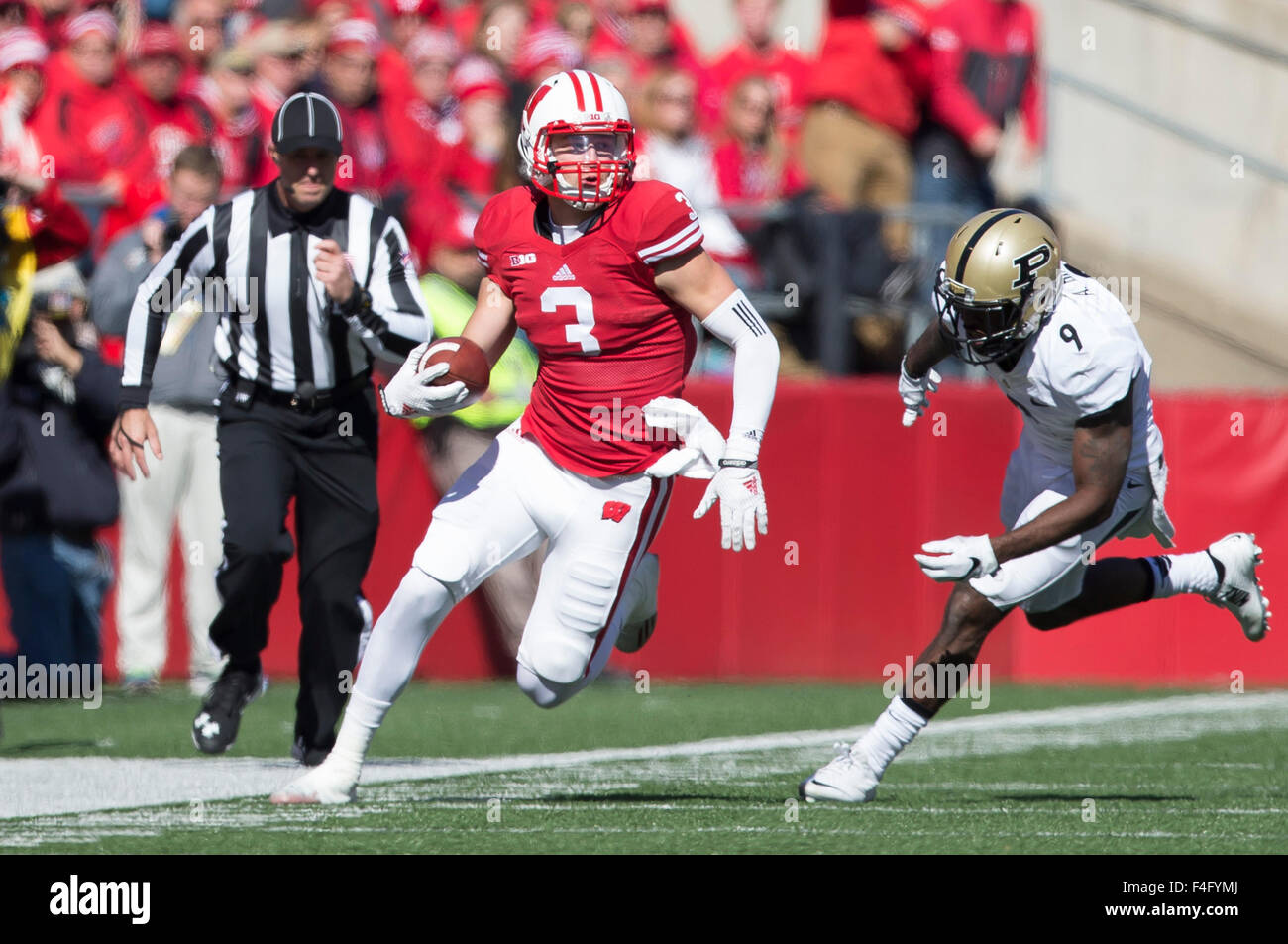 Madison, WI, Stati Uniti d'America. Xvii oct, 2015. Wisconsin Badgers Tanner McEvoy #3 in azione durante il NCAA Football gioco tra la Purdue Boilermakers e Wisconsin Badgers a Camp Randall Stadium di Madison, WI. John Fisher/CSM/Alamy Live News Foto Stock