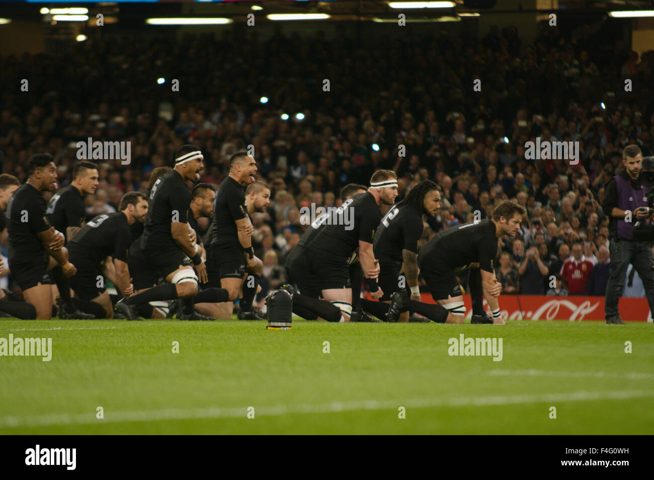 Cardiff, Regno Unito, 17 ottobre 2015, Nuova Zelanda eseguire la Haka prima del kick off nella loro partita contro la Francia, Credito: Colin Edwards/Alamy Live News Foto Stock