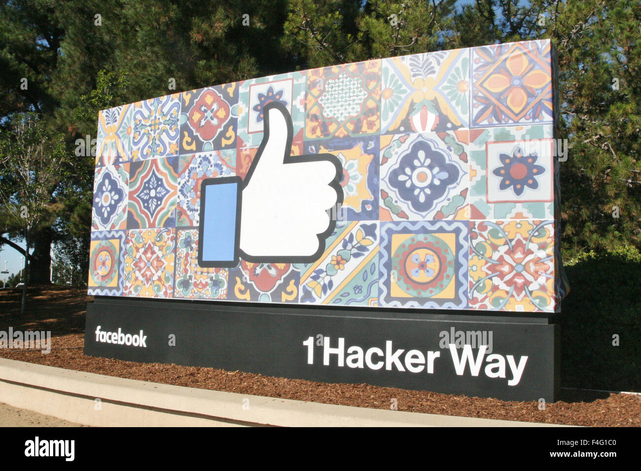 Menlo Park, California, Stati Uniti d'America. Xvii oct, 2015. Il nuovo 430.000 piedi quadrati di Sede centrale mondiale di Facebook, Inc., con sede in 1 modo hacker di Menlo Park, California. Facebook è stato fondato da Mark Zuckerberg e gli altri ed è il più grande del mondo online di social networking service. Immagine mostra i segni di ingresso sul campus di Facebook, con il logo della società e ''Come'' simbolo. Il campus include un 9 acro il tetto verde. Questa posizione è anche noto come MPK20. © Scott Carson/ZUMA filo/Alamy Live News Foto Stock