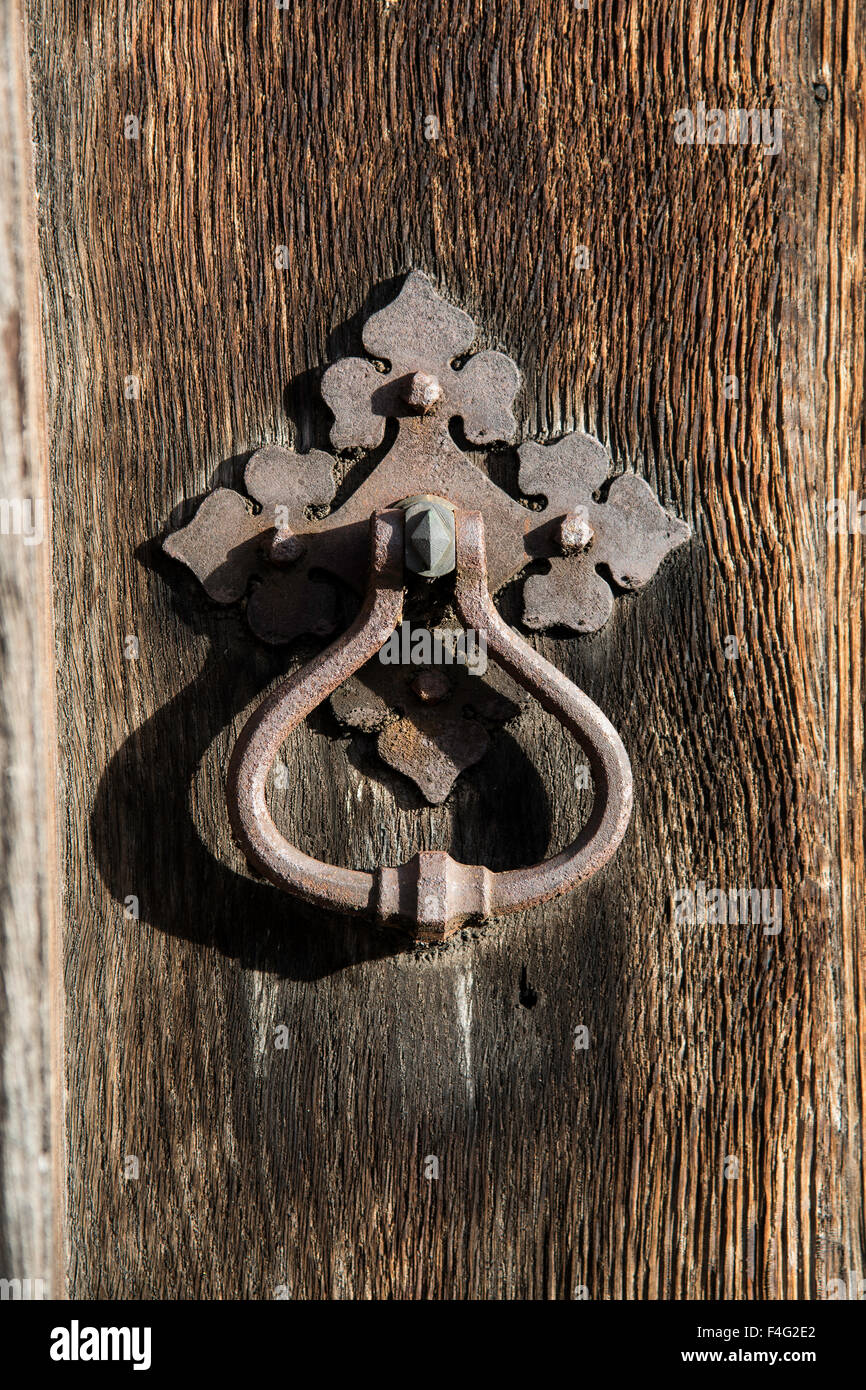 Vecchia porta di legno con maniglia Foto Stock