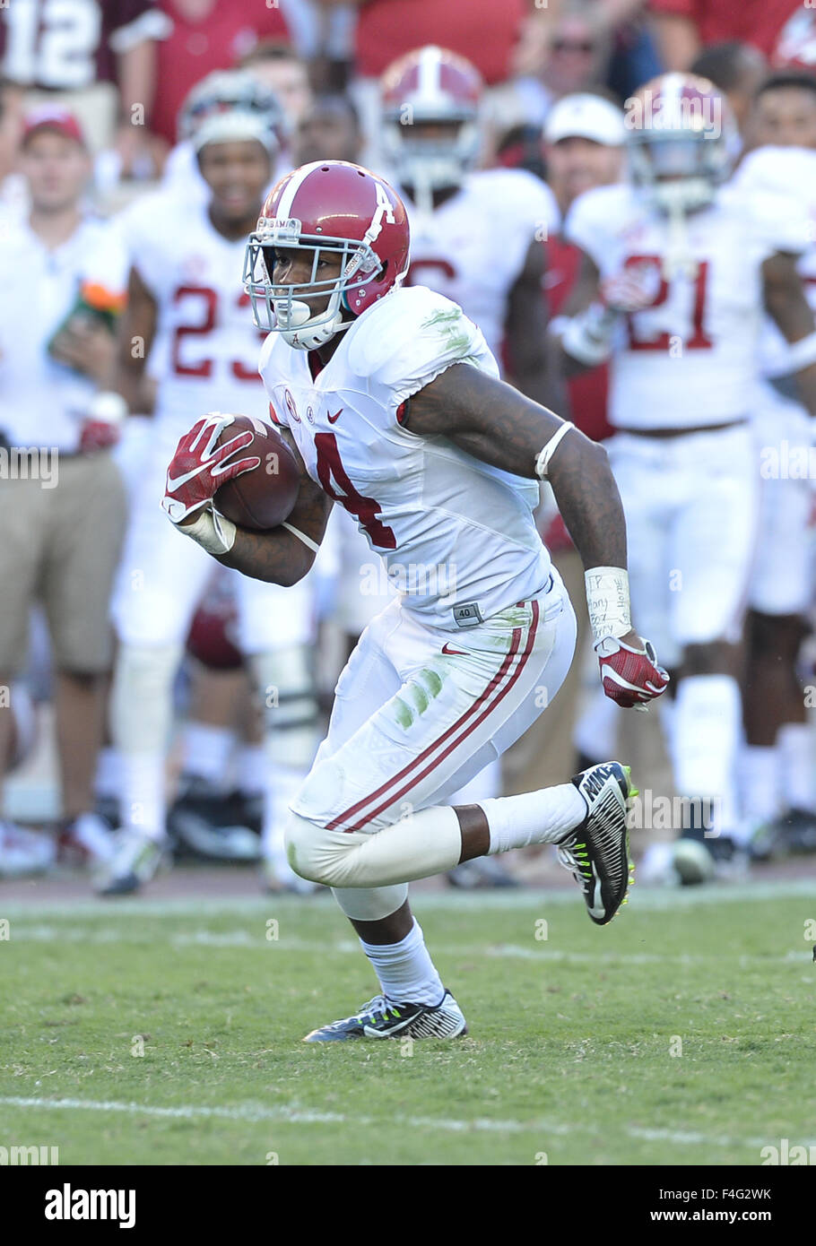 College Station, Texas, Stati Uniti d'America. Xvii oct, 2015. Alabama Crimson Tide wide receiver Daylon Charlot (4) viene eseguito dopo un fermo durante il gioco tra il Texas A&M Aggies e Alabama Crimson Tide a Kyle Campo in College Station, Texas. Alabama vince contro il Texas A&M, 41-23. Patrick Green/CSM/Alamy Live News Foto Stock