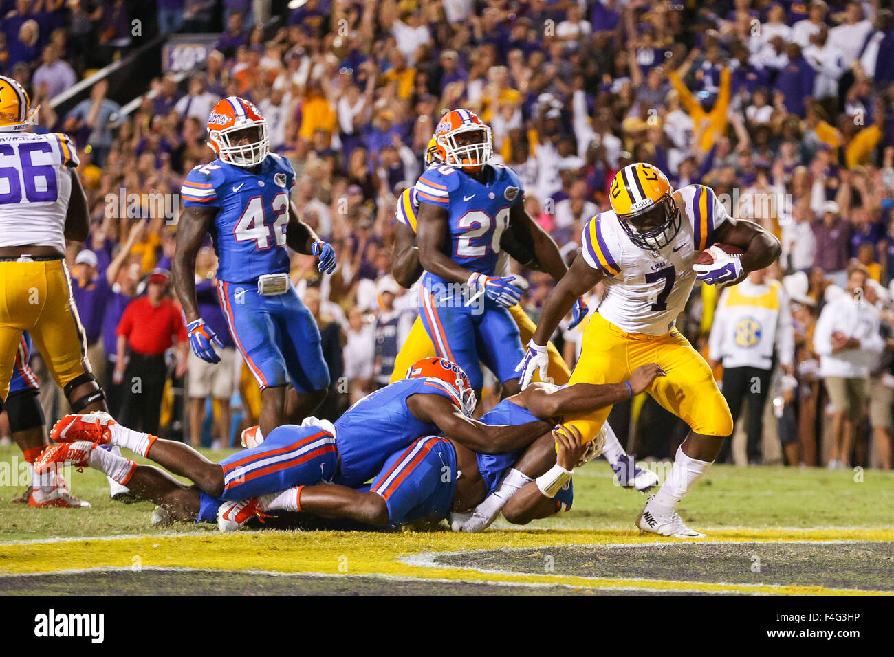 Rouge, LA, Stati Uniti d'America. Xvii oct, 2015. La LSU Tigers running back Leonard Fournette (7) tira tacklers nella zona di estremità per un touchdown durante il gioco tra la Florida Gators e la LSU Tigers a Tiger Stadium di Baton Rouge, LA. Credito: csm/Alamy Live News Foto Stock