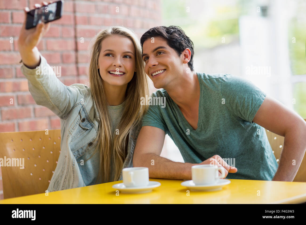 Gli studenti che partecipano selfie in cafe Foto Stock
