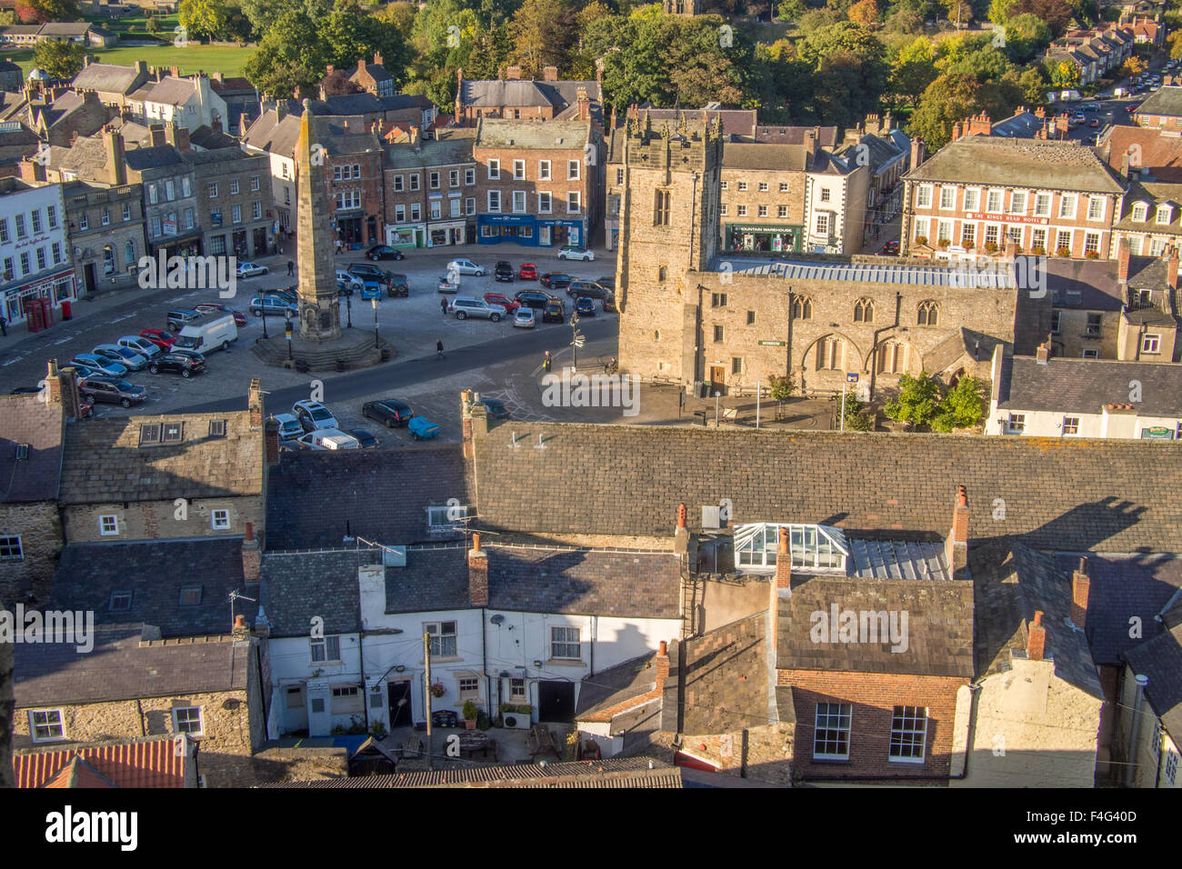 Richmond Town Center, inclusa l'Obelisco e Chiesa della Santissima Trinità, Richmondshire, North Yorkshire, Inghilterra. Foto Stock