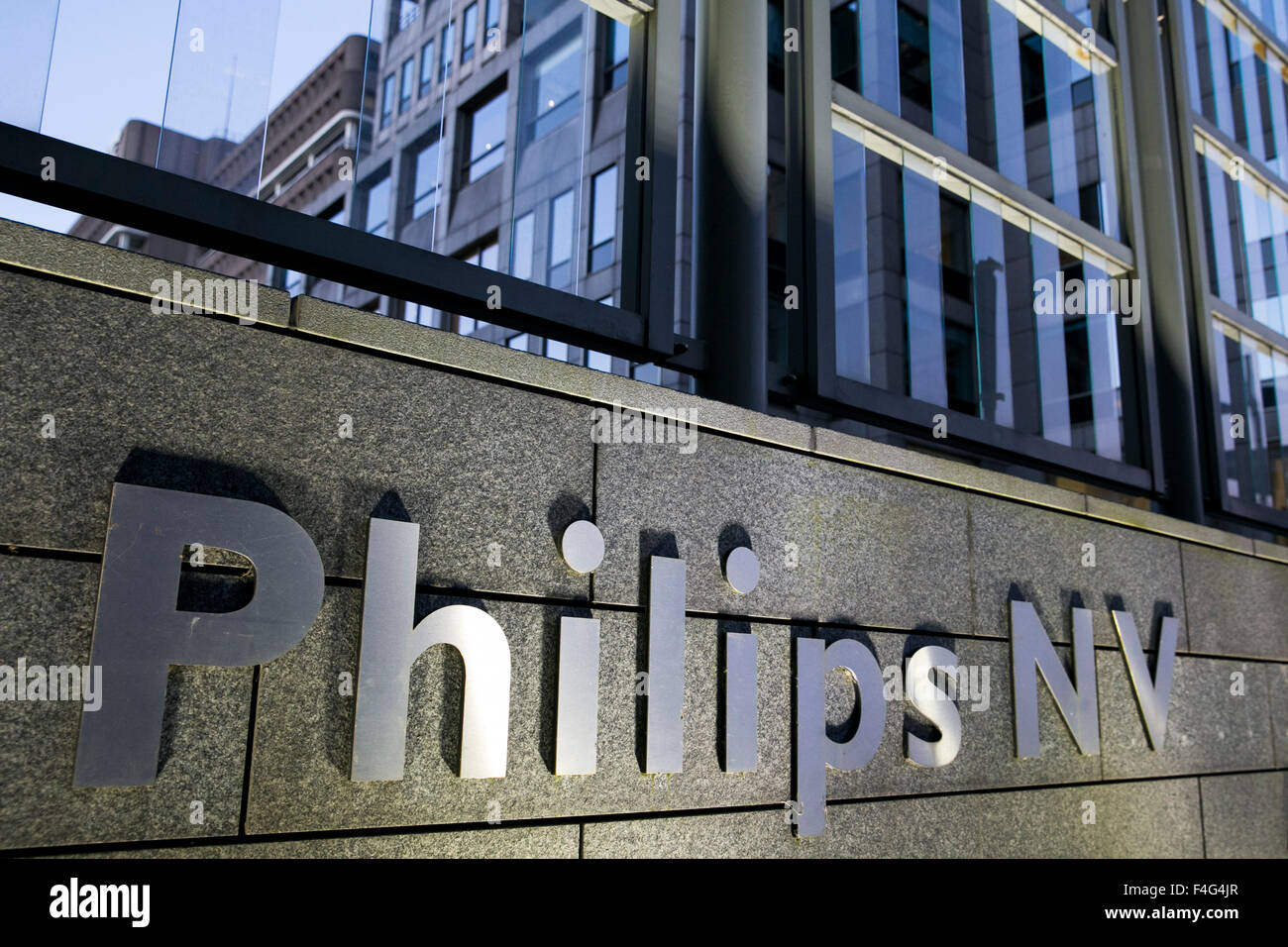 Un logo segno al di fuori della sede di Koninklijke Philips N.V. ad Amsterdam, nei Paesi Bassi il 2 ottobre 2015. Foto Stock