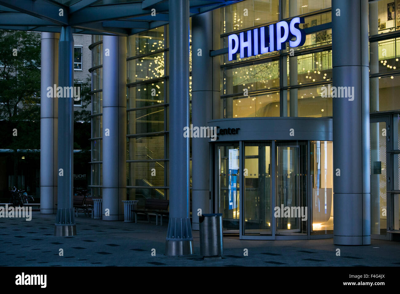Un logo segno al di fuori della sede di Koninklijke Philips N.V. ad Amsterdam, nei Paesi Bassi il 2 ottobre 2015. Foto Stock