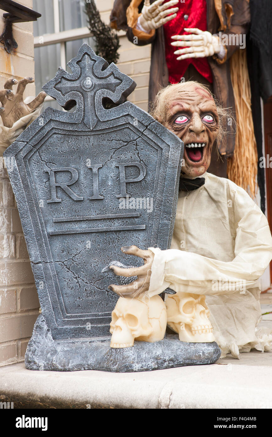 Un portico decorato con decorazioni di Halloween. Foto Stock