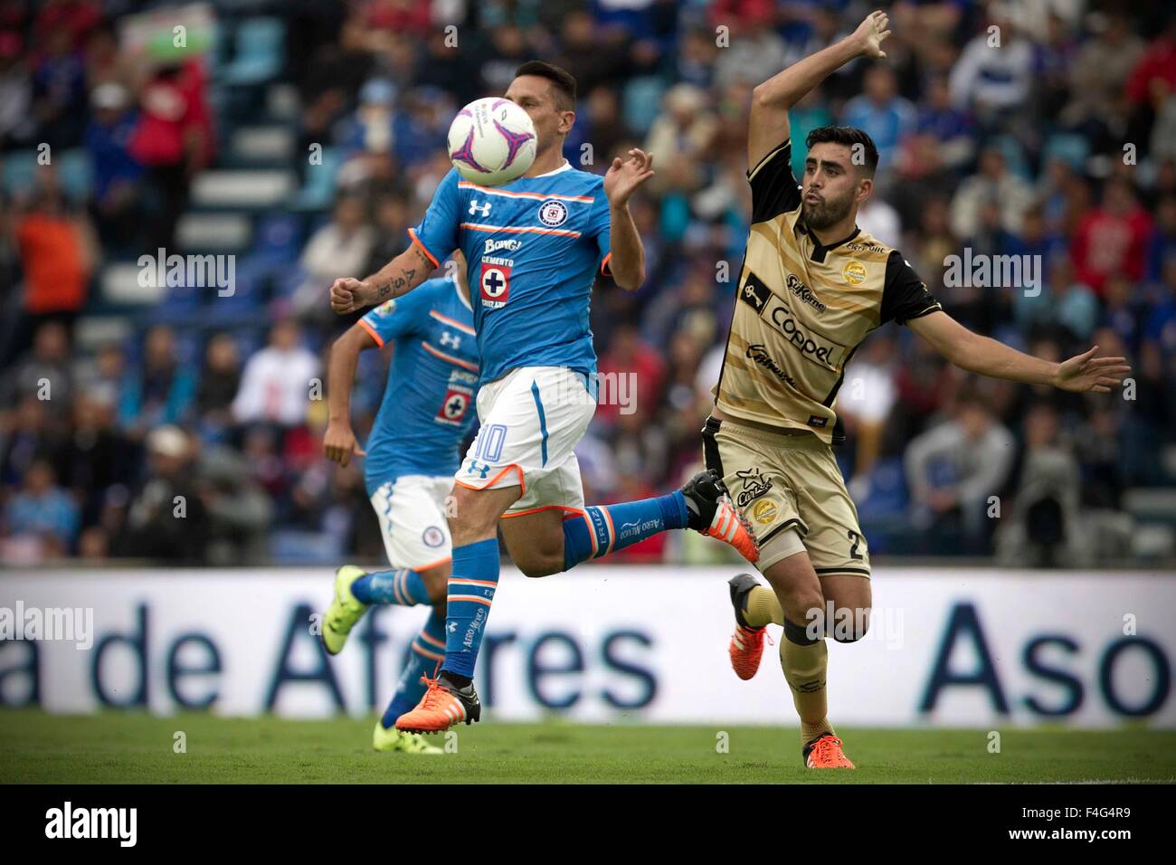 Città del Messico. Xvii oct, 2015. Cruz Azul Christian GIMENEZ (L) con vies dorados" Nestor vetro durante la loro partita il giorno 13 del Torneo di Apertura del campionato MX contro Dorados in Città del Messico, capitale del Messico, il 17 ottobre, 2015. © Alejandro Ayala/Xinhua/Alamy Live News Foto Stock