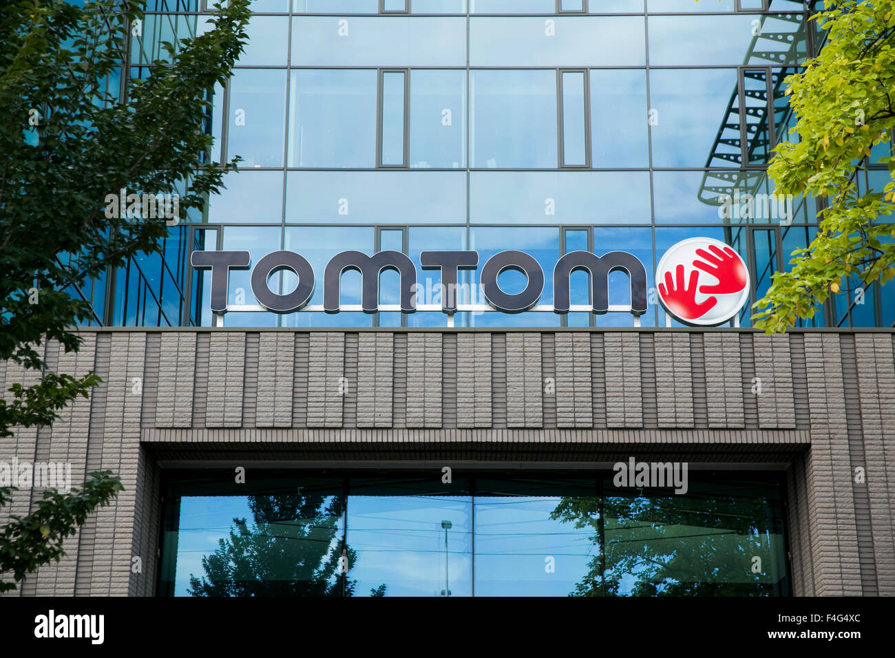 Un logo segno al di fuori della sede di TomTom NV ad Amsterdam, nei Paesi Bassi il 3 ottobre 2015. Foto Stock