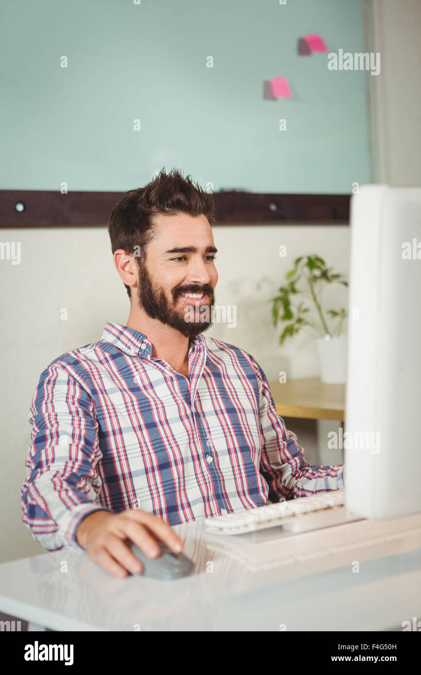 Felice l'uomo lavora sul computer Foto Stock
