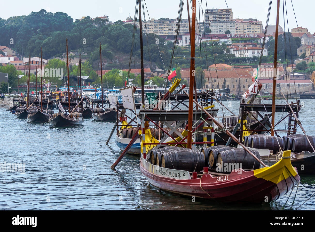 Porto barche portano botti di vino alla vecchia maniera. Settembre, 2015. Porto, Portogallo. Foto Stock