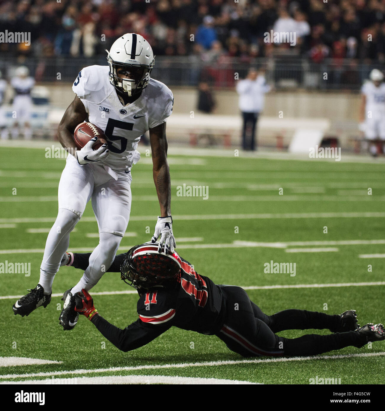 Columbus, Ohio, Stati Uniti d'America. Xiv oct, 2015. La Penn State Nittany Lions wide receiver DaeSean Hamilton (5) non fuoriesce Ohio State Buckeyes Vonn sicurezza campana (11 en route per un touchdown su Ohio Stadium di Columbus, Ohio. Brent Clark/CSM/Alamy Live News Foto Stock