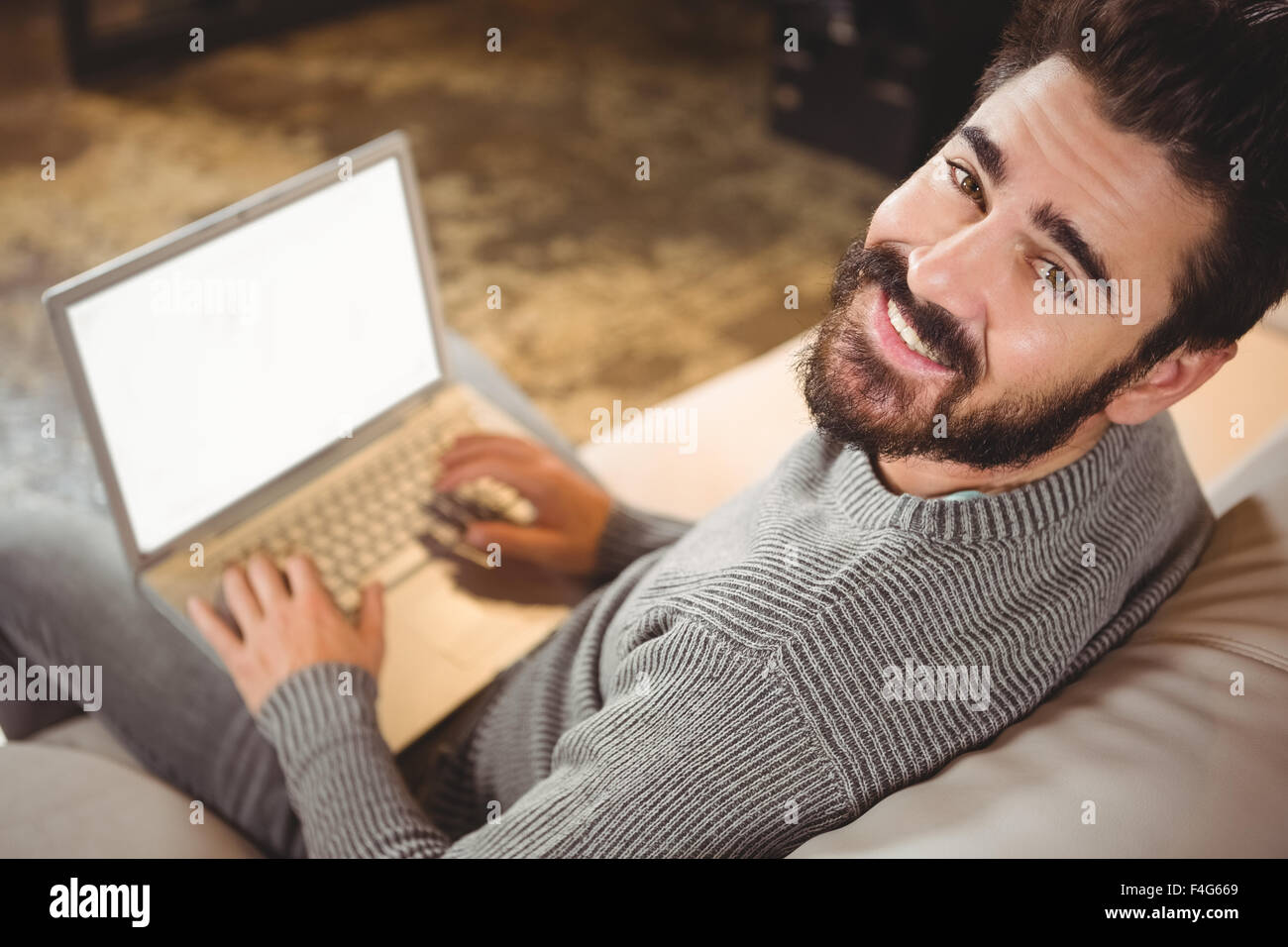 Ritratto di uomo che lavora sul computer portatile Foto Stock