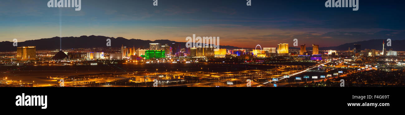 Elevata vista panoramica che mostra l'intero orizzonte cittadino di Las Vegas Foto Stock