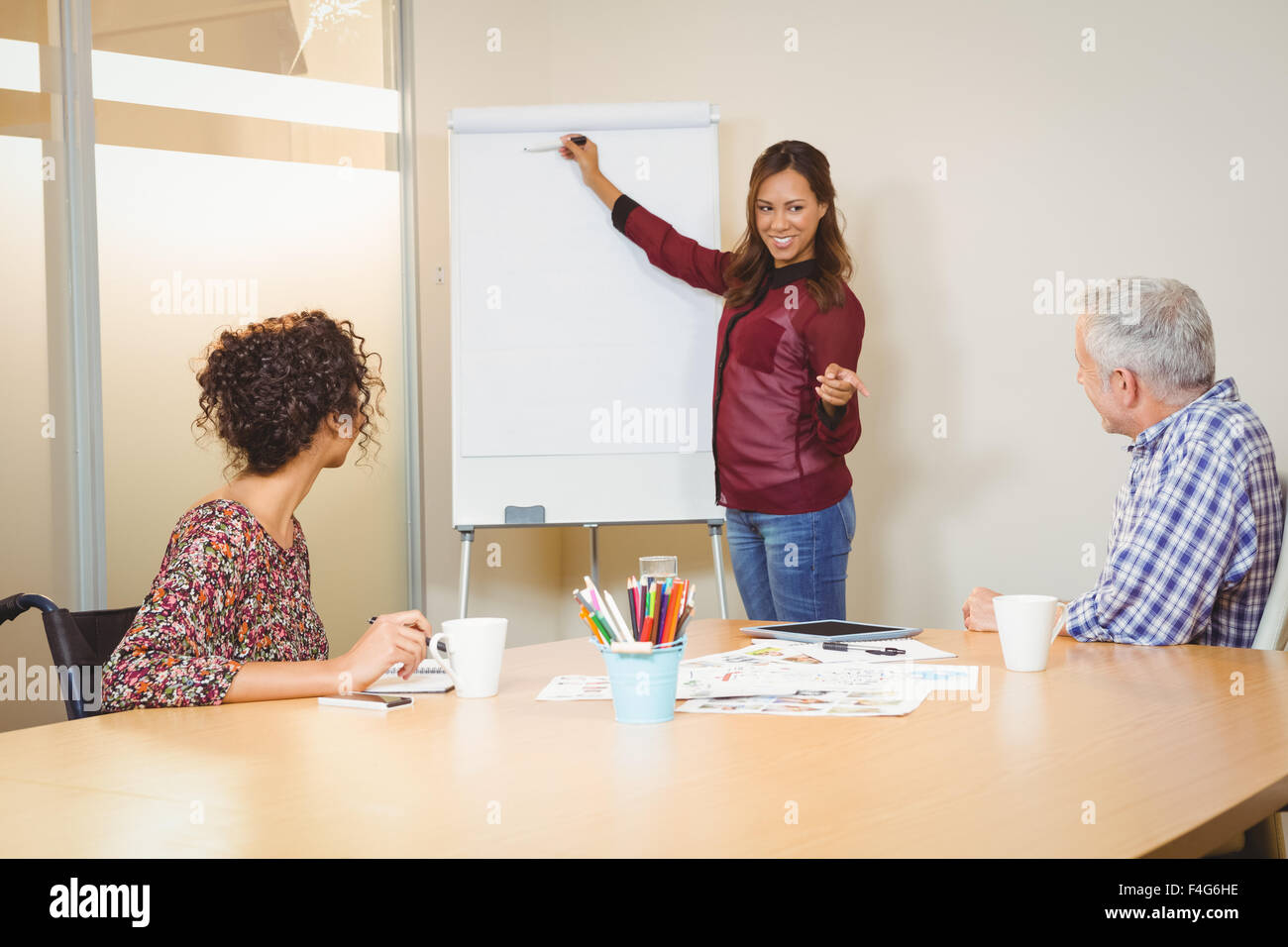 Imprenditrice discutendo over board in riunione Foto Stock