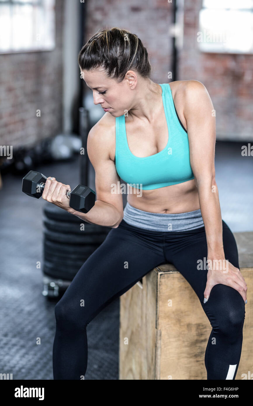 Montare donna esercizio con manubri Foto Stock