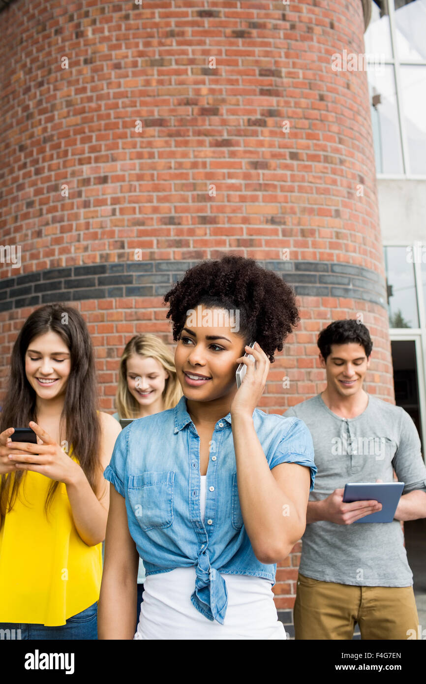 Tutti gli studenti sui loro dispositivi multimediali Foto Stock