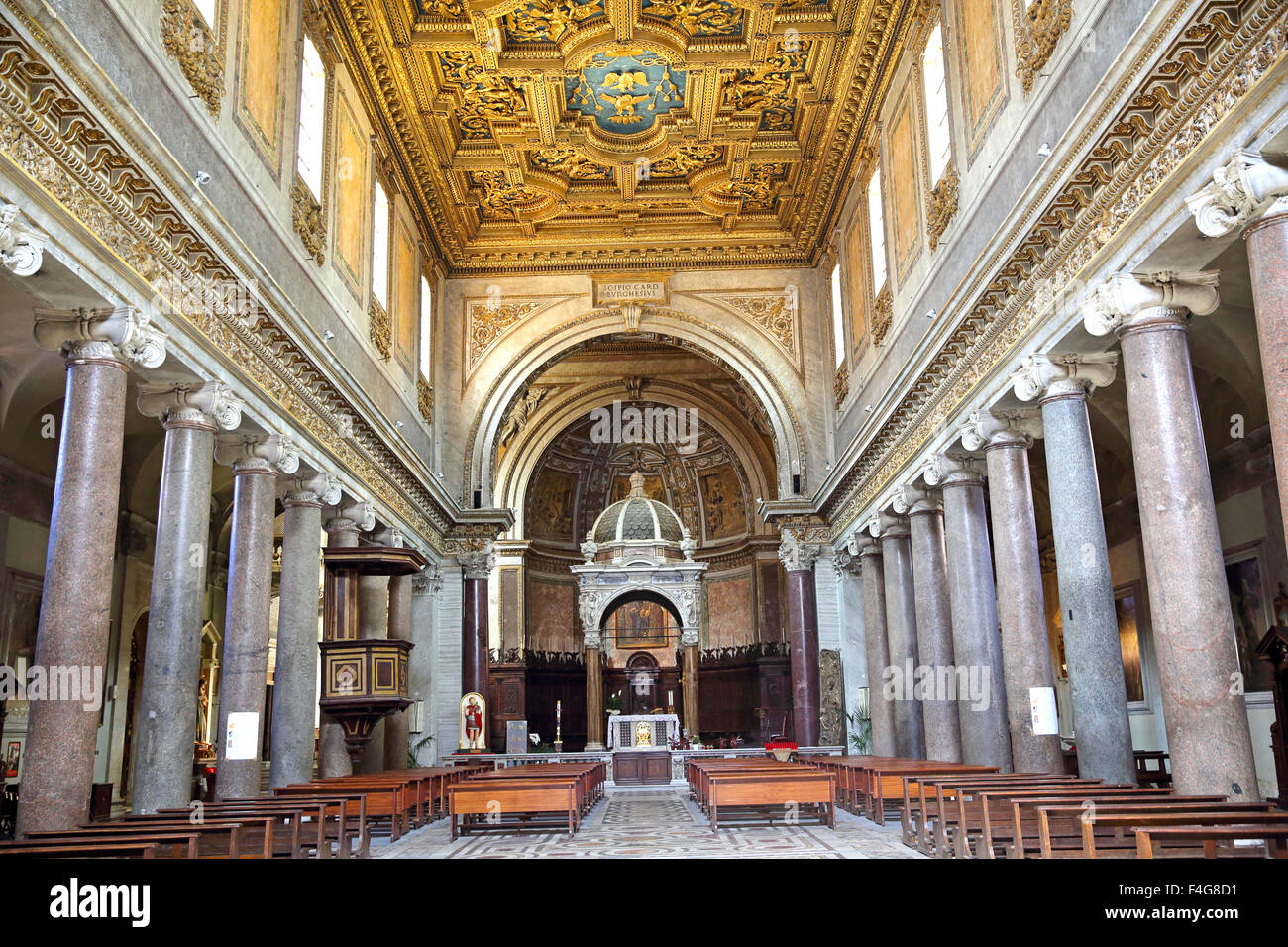 La Chiesa di San Crisogono nel quartiere romano di Trastevere Foto Stock