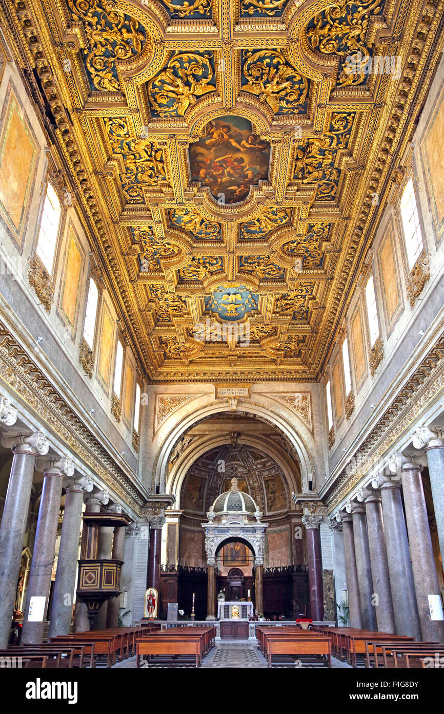 La Chiesa di San Crisogono nel quartiere romano di Trastevere Foto Stock