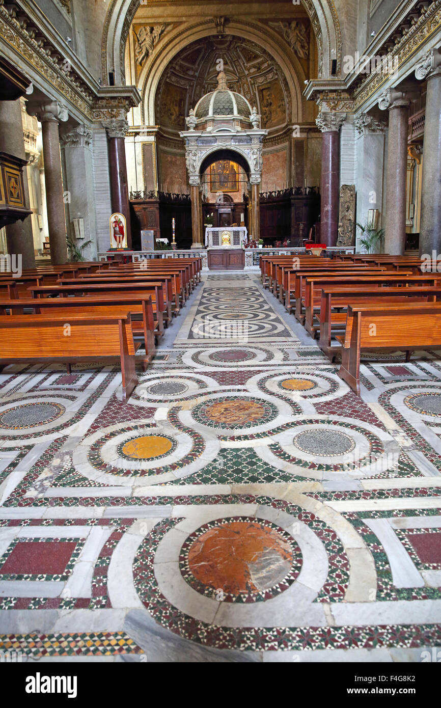 L'interno della Chiesa di San Crisogono nel quartiere romano di Trastevere Foto Stock