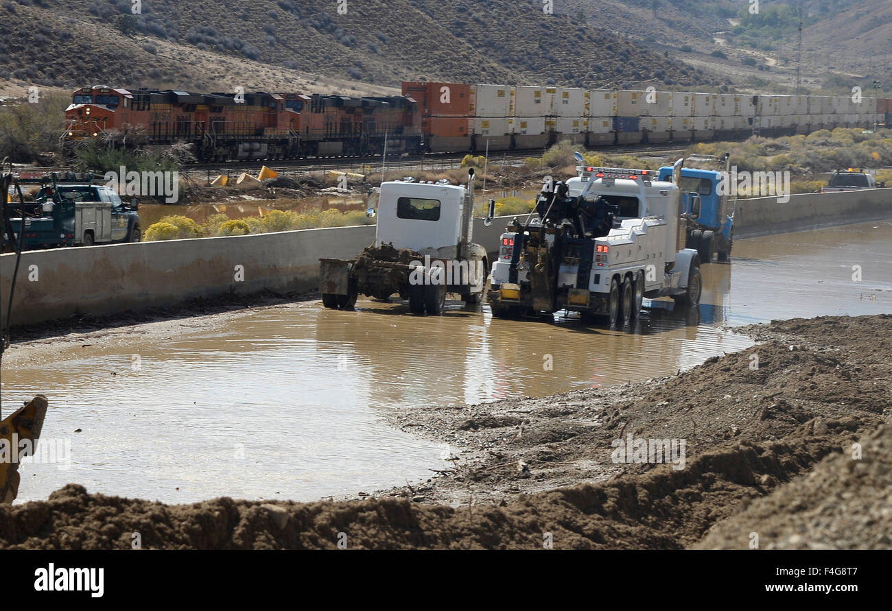 17 ott 2015. Tehachapi. CA/US. I treni fanno la loro strada attraverso per la prima volta come il lavoro degli equipaggi sul 2 ° giorno di cercare di pulire la massiccia diapositiva di fango che ha coperto e arrestare un enorme sezione dell'autostrada 58 Sud di Tehachapi CA. Sabato. Rapporti di cogenerazione di un totale di 200 automobili e camion che è rimasto bloccato nel fango lungo l'autostrada 58 dopo le ultime settimane tempeste che ha causato grandi inondazioni e diapositive di fango, superstrada rimarrà chiuso per un altro 4 o più giorni come il lavoro degli equipaggi lavorano tutto il giorno per rimuovere tutta l'acqua, fango, detriti, auto e camion.Foto da Gene Blevins/LA DailyNews/ZumaPress (Cre Foto Stock