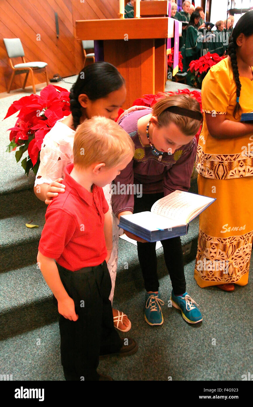 Domenica scuola gioventù partecipa al culto nel santuario principale di una chiesa in California durante il Natale tempo di Avvento. (MR) Foto Stock