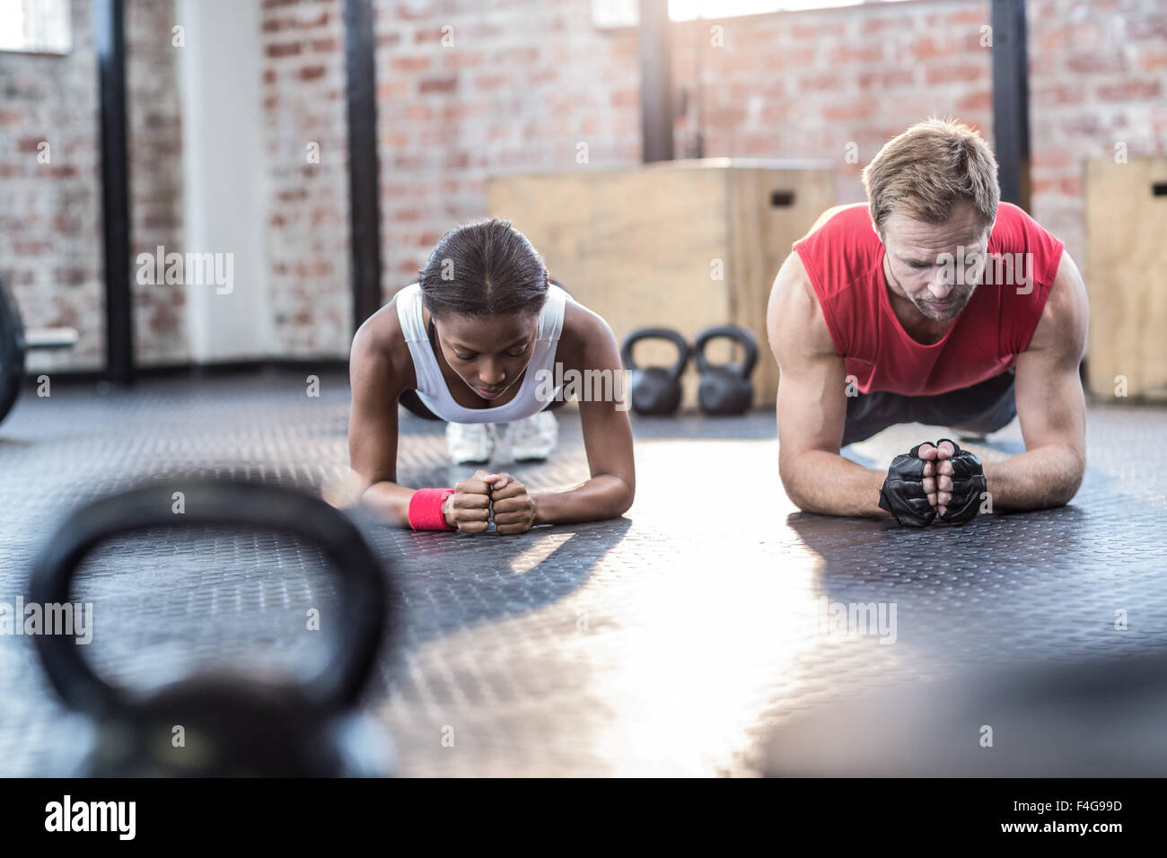 Coppia muscolare facendo esercizi di tavolati Foto Stock