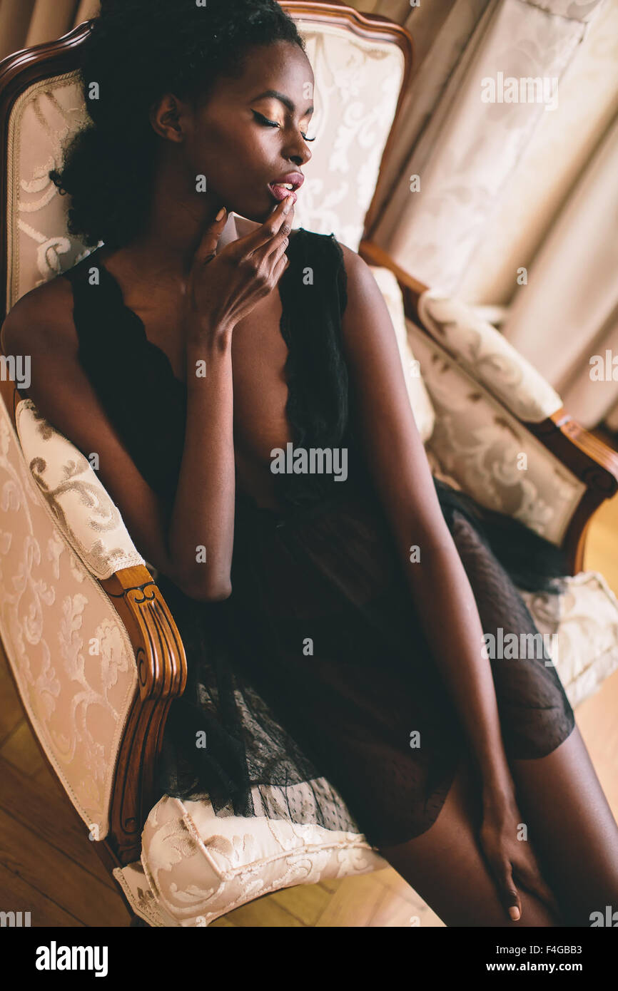 Giovane donna nera in camera Foto Stock