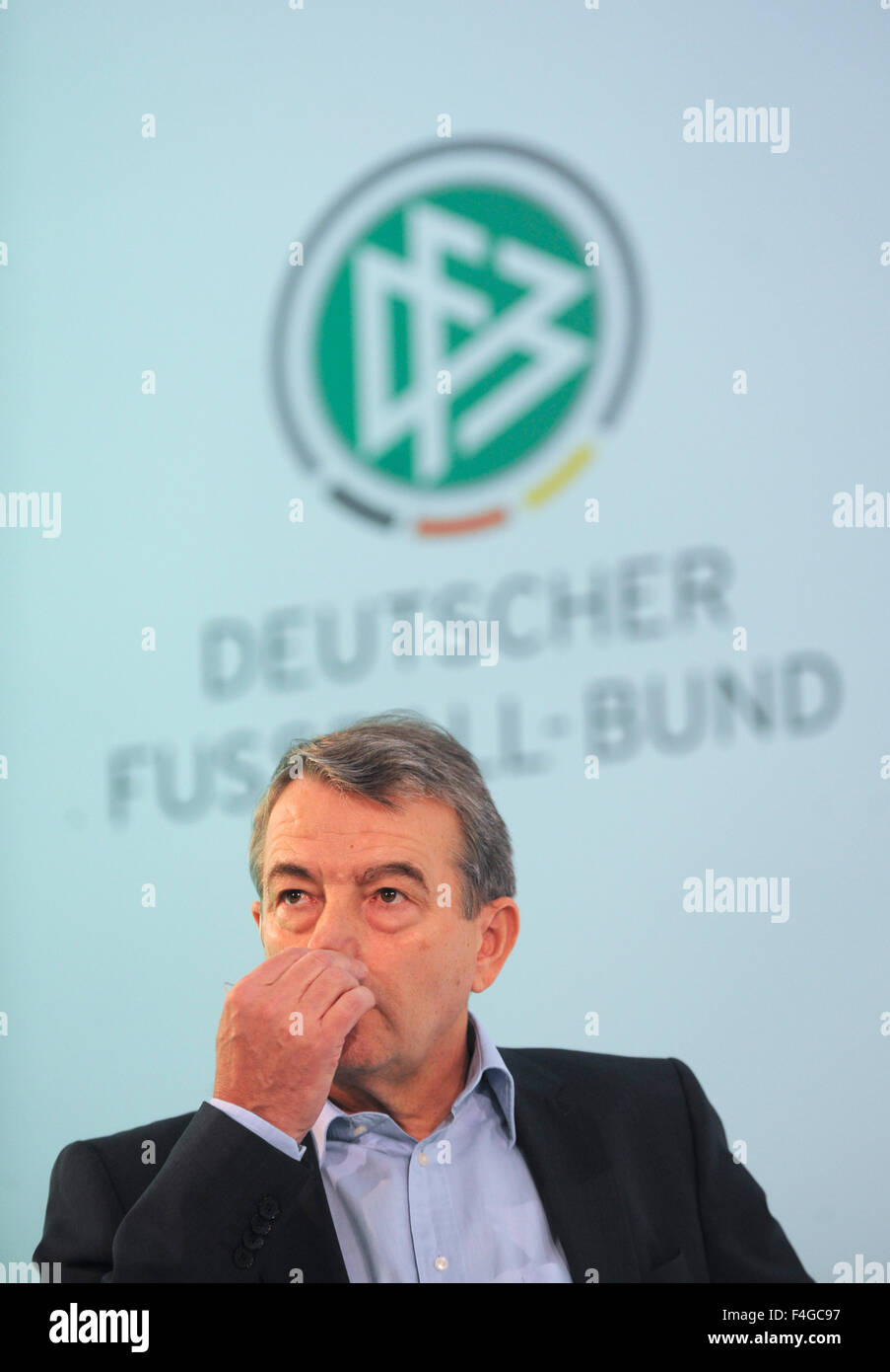 Kassel, Germania. 25 feb 2012. Il presidente designato del tedesco Football Association Wolfgang Niersbach assiste il Calcio Amatoriale Congresso "Verein(t) in die Zukunft" a Kassel in Germania, 25 febbraio 2012. Foto: UWE ZUCCHI/dpa/Alamy Live News Foto Stock