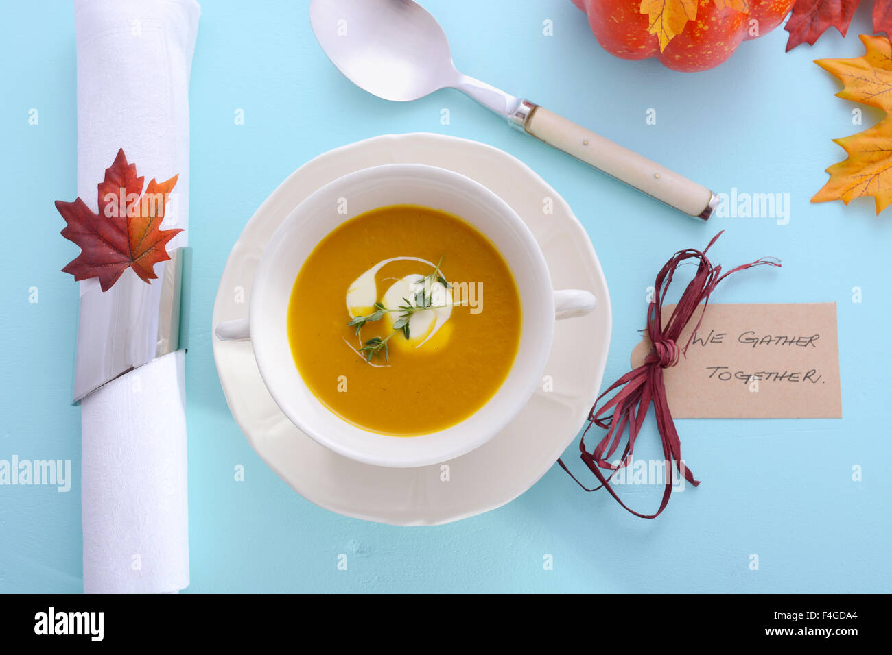 Felice di ringraziamento o di Halloween dinner table inserire le impostazioni con la zuppa di zucca in ammenda cina ciotole e piattini. Foto Stock