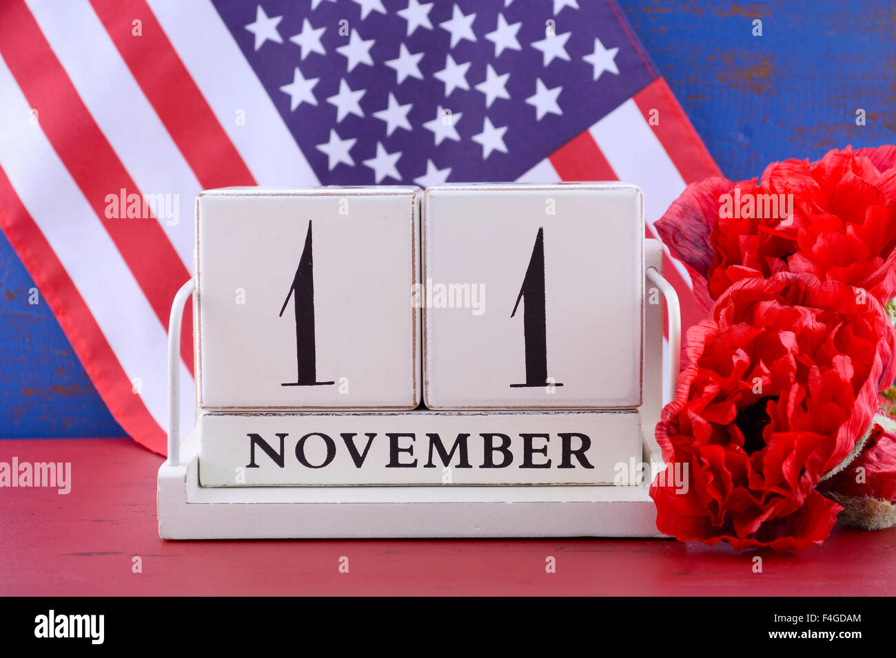In stile vintage il blocchetto in legno il calendario per il mese di novembre 11, STATI UNITI D'AMERICA i veterani giorno, con stelle e strisce della bandiera rossa e Fiandre fiori di papavero Foto Stock