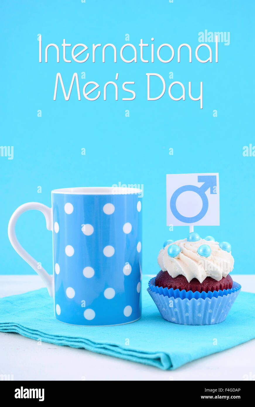 International Mens Day tortina con simbolo maschio con blu pallido polka dot tazza da caffè sul blu e bianco sullo sfondo di legno e sampl Foto Stock