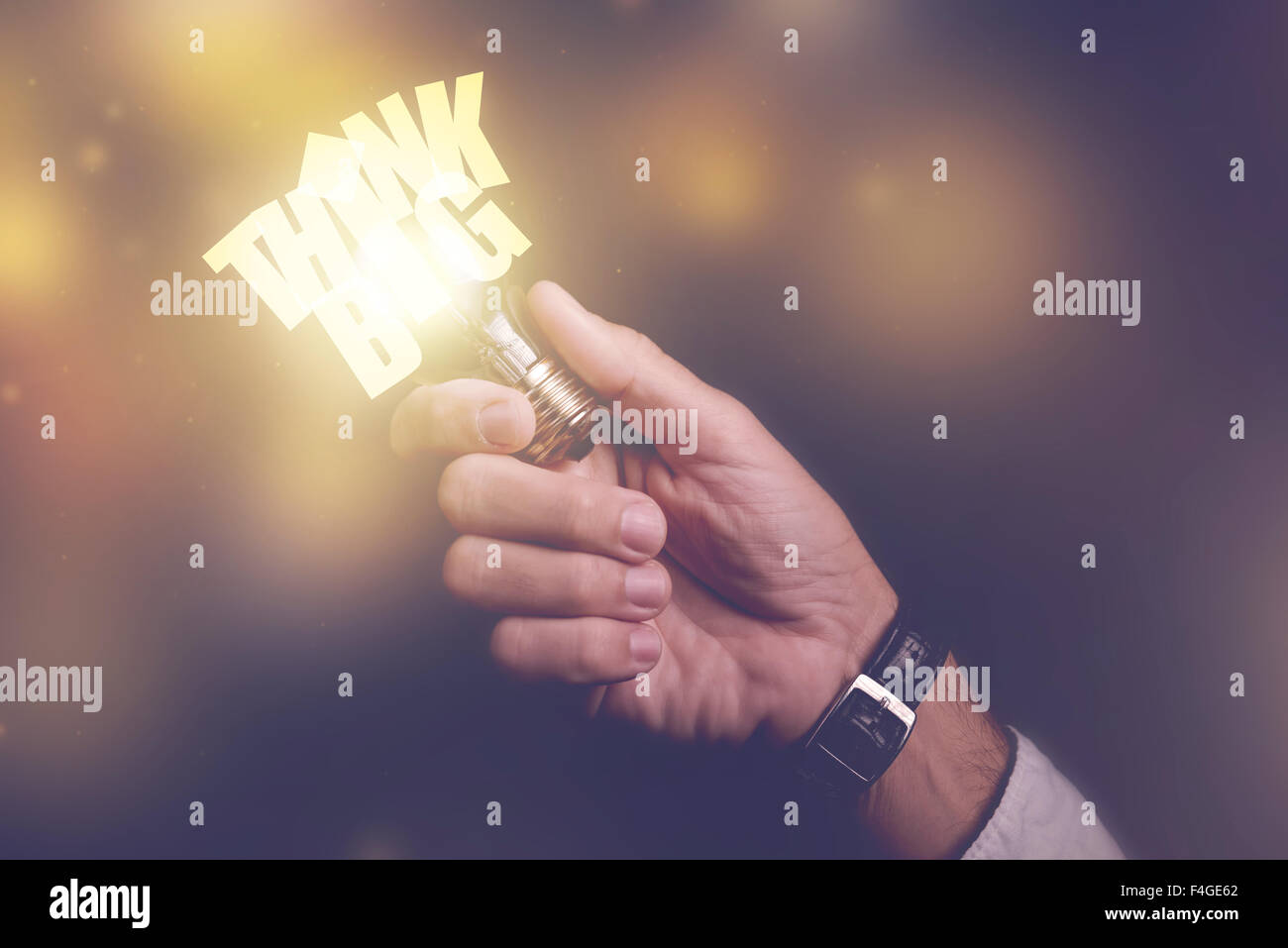 Pensare in grande idee di business metafora visiva, imprenditore con lampadina, dai toni rétro immagine, il fuoco selettivo. Foto Stock
