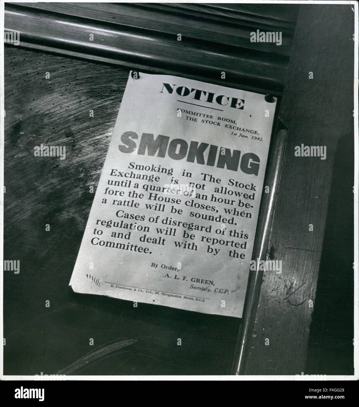 Illustrato. 24 Febbraio, 1958. Stock Exchange OPS: non è permesso fumare sul pavimento della borsa fino a quindici minuti prima della chiusura, quando il cameriere suona un sonaglio per indicare che l'ora di nicotina è arrivato. Nota la minaccia nel secondo paragrafo della comunicazione. © Keystone Pictures USA/ZUMAPRESS.com/Alamy Live News Foto Stock