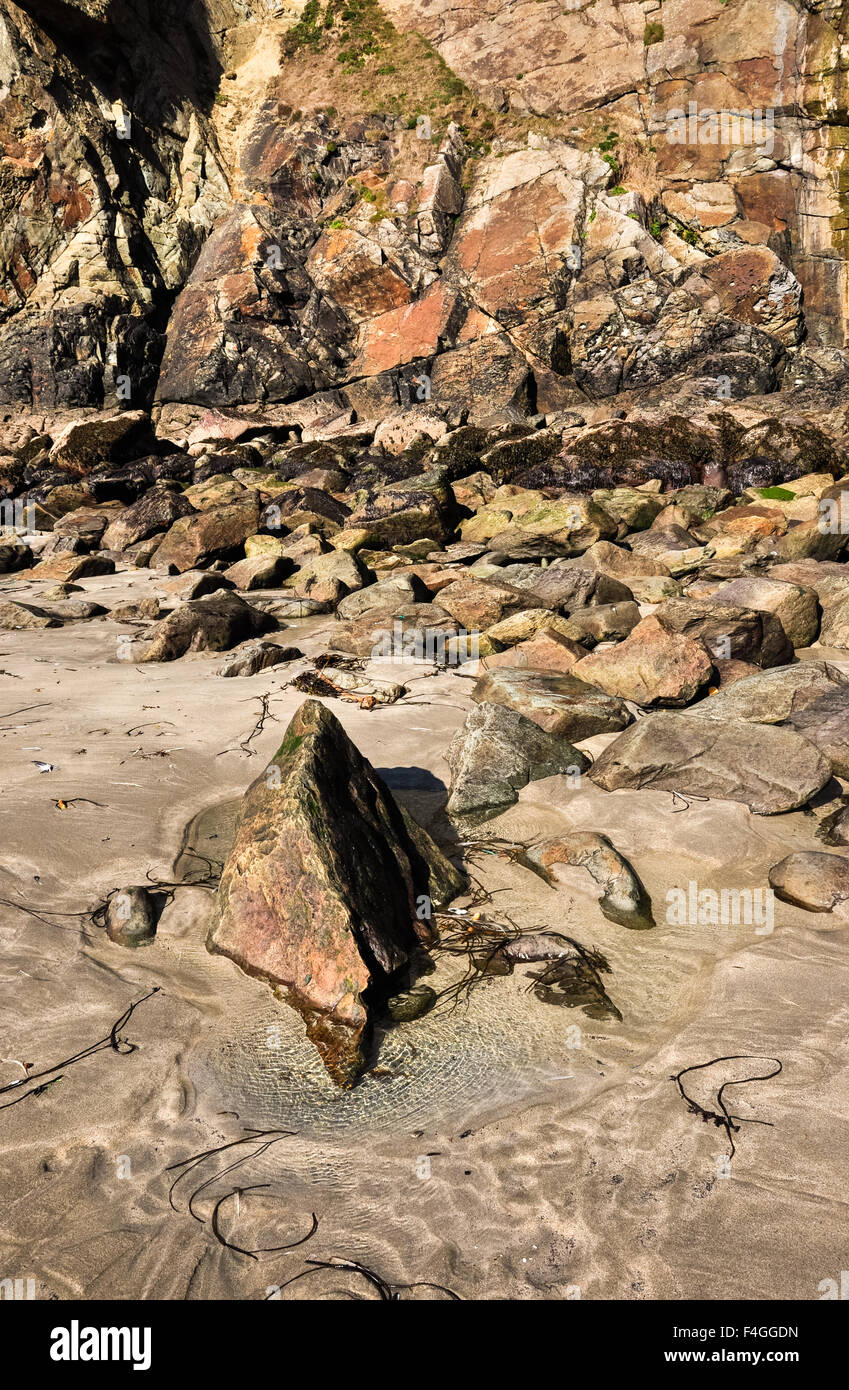 Caerfai spiaggia vicino a St Davids in Pembrokeshire, Galles. Una bellissima spiaggia con interessanti la geologia. Foto Stock
