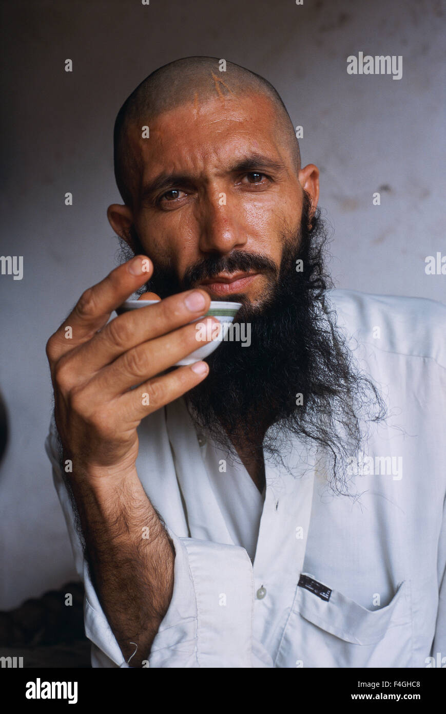 Uomo musulmano bere il tè ( Pakistan) Foto Stock