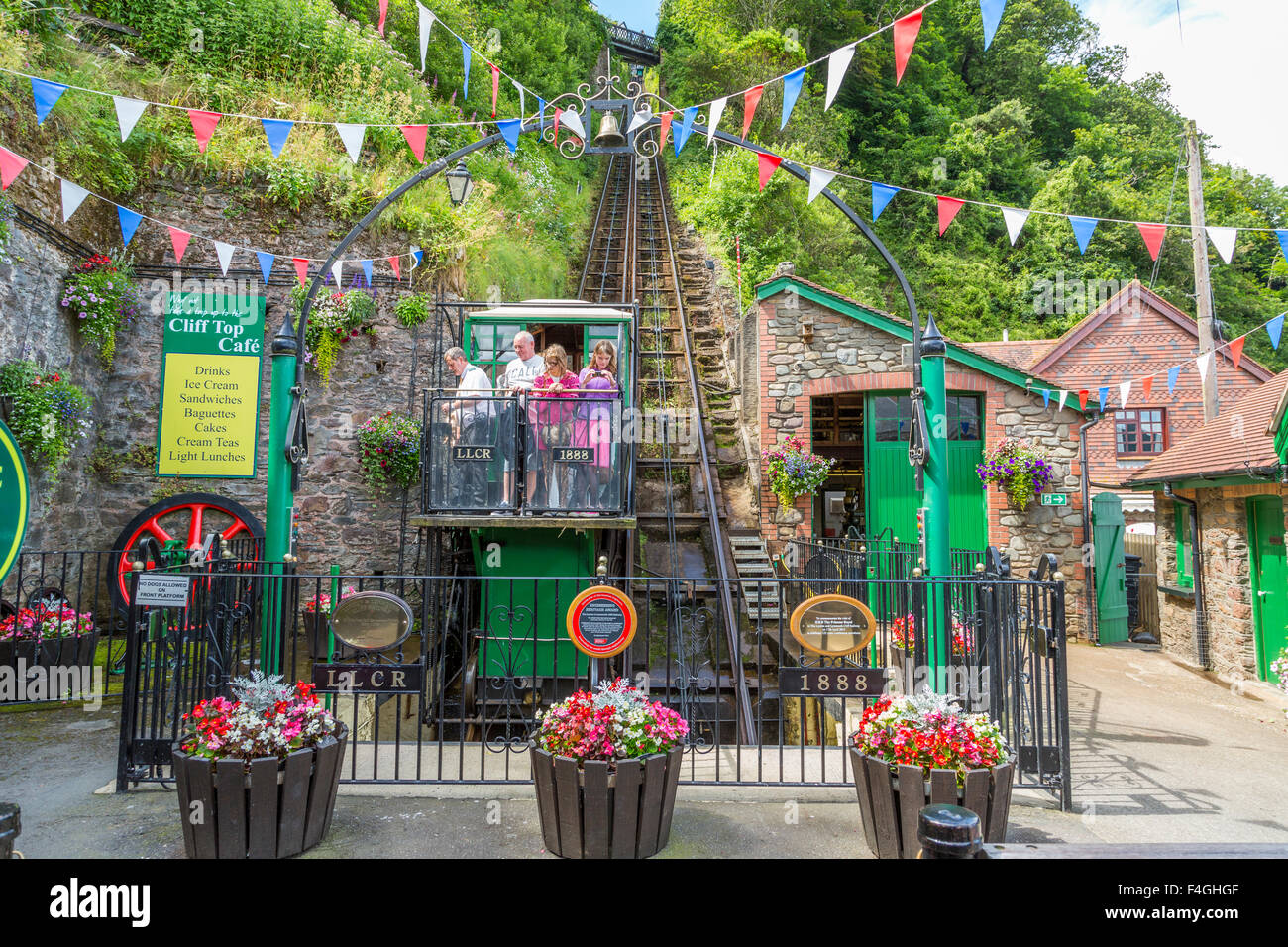 Il Lynton & Lynmouth Cliff Railway, Lynmouth, North Devon England Regno Unito Foto Stock