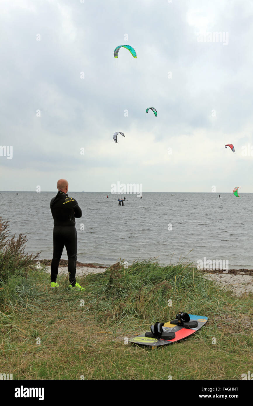 Il kite surf a sud di Dragor villaggio di pescatori che si trova vicino a Copenhagen, Danimarca. Foto Stock