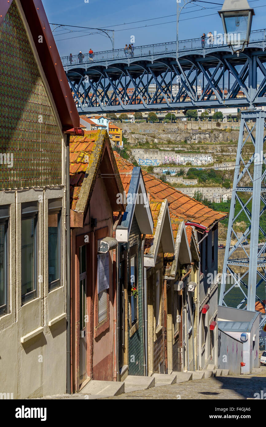 Riga stack di casa insieme con il Ponte Luis i bridge in background. Ottobre, 2015. Porto, Portogallo. Foto Stock