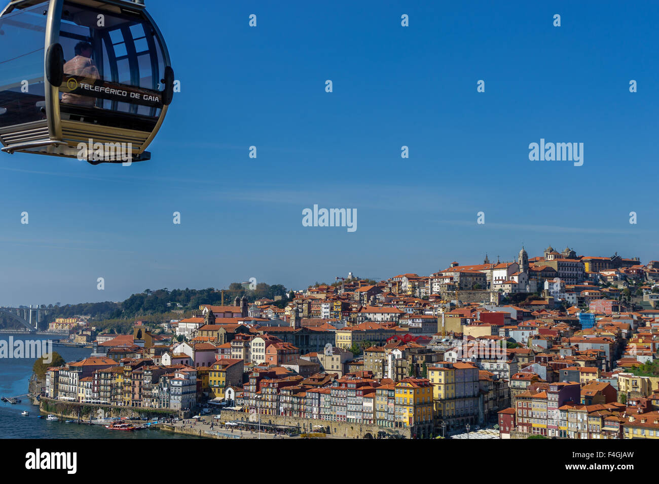 Una cabinovia sorvola con Gaia Porto in background. Ottobre, 2015. Porto, Portogallo. Foto Stock