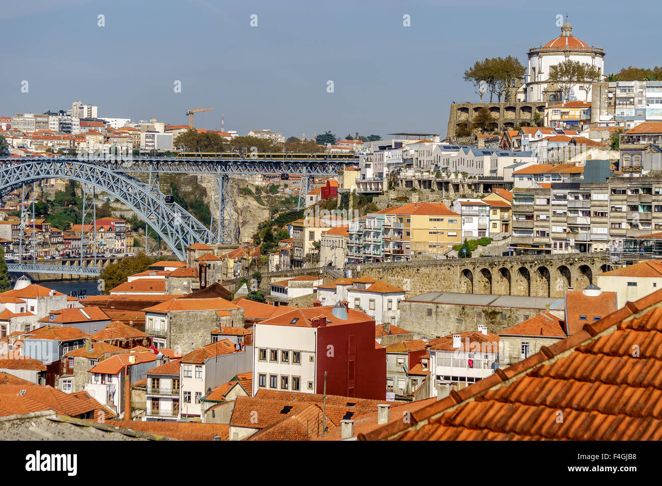 Vista di Gaia, città del vino di Porto lodges e Ponte Luis i bridge. Ottobre, 2015. Porto, Portogallo. Foto Stock