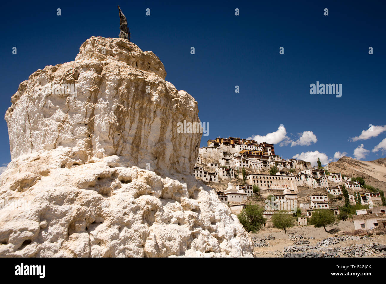 India, Jammu e Kashmir, Ladakh, Thiksey, vecchi chorten imbiancate a calce e hillside gompa Foto Stock