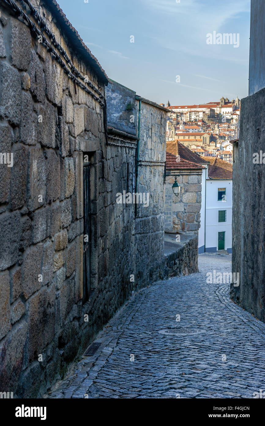 Visualizzazione verticale di un antico vicolo di pietra in Gaia, attraverso il fiume da Porto. Settembre, 2015. Porto, Portogallo. Foto Stock
