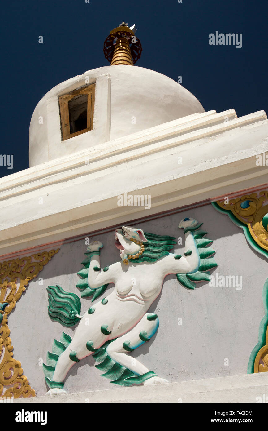 India, Jammu e Kashmir, Ladakh, Stakna Gompa hilltop monastero buddista,chorten, femmina neve leone decorazione Foto Stock