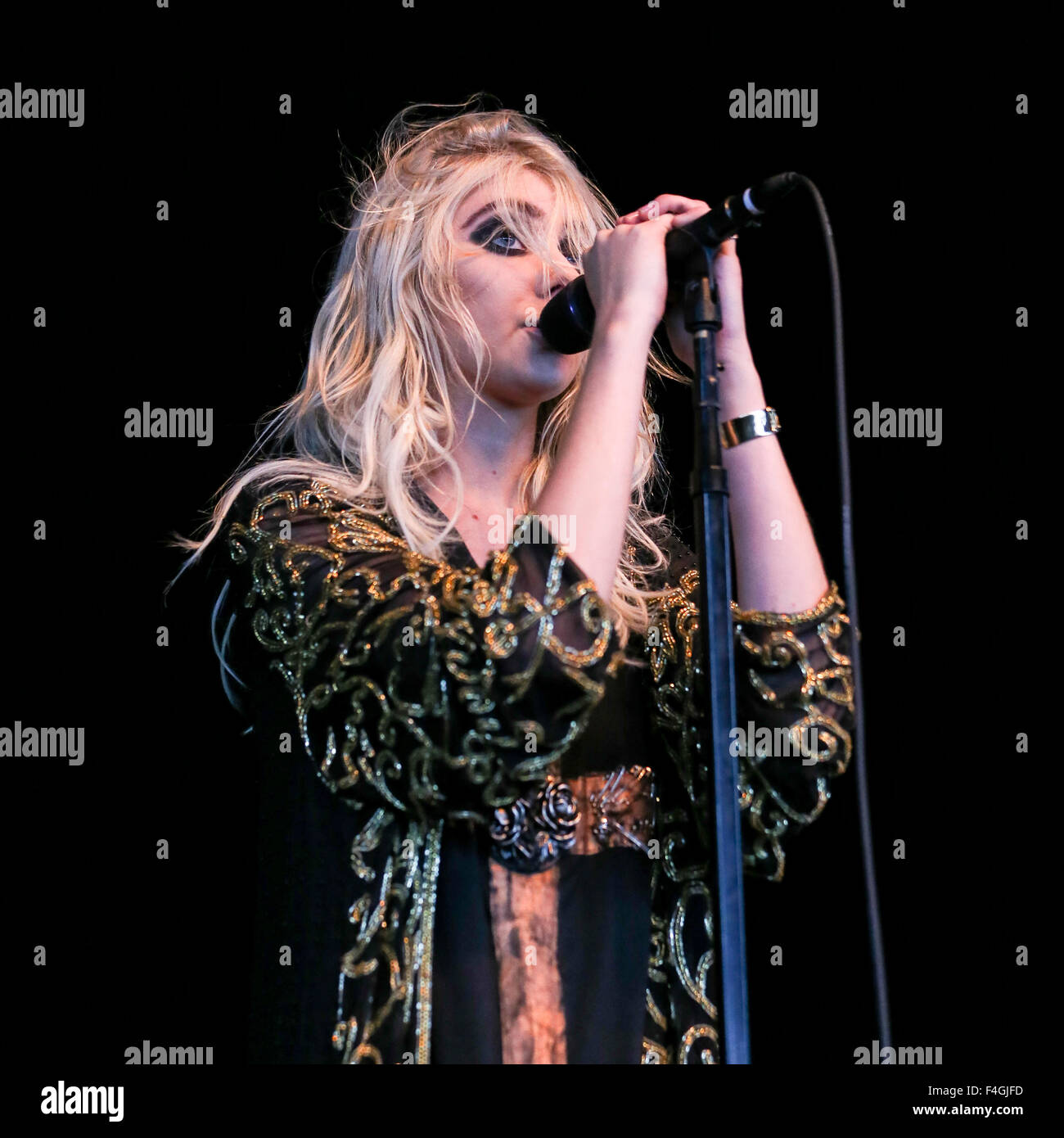 Il abbastanza temerario suona dal vivo in tour. Il abbastanza temerario è un americano di rock band di New York City. I membri attuali sono Taylor Momsen piombo (vocals, chitarra ritmica), Ben Phillips (chitarra solista, backing vocals), Mark Damon (bass) e Jamie Perkins (tamburi). Foto Stock