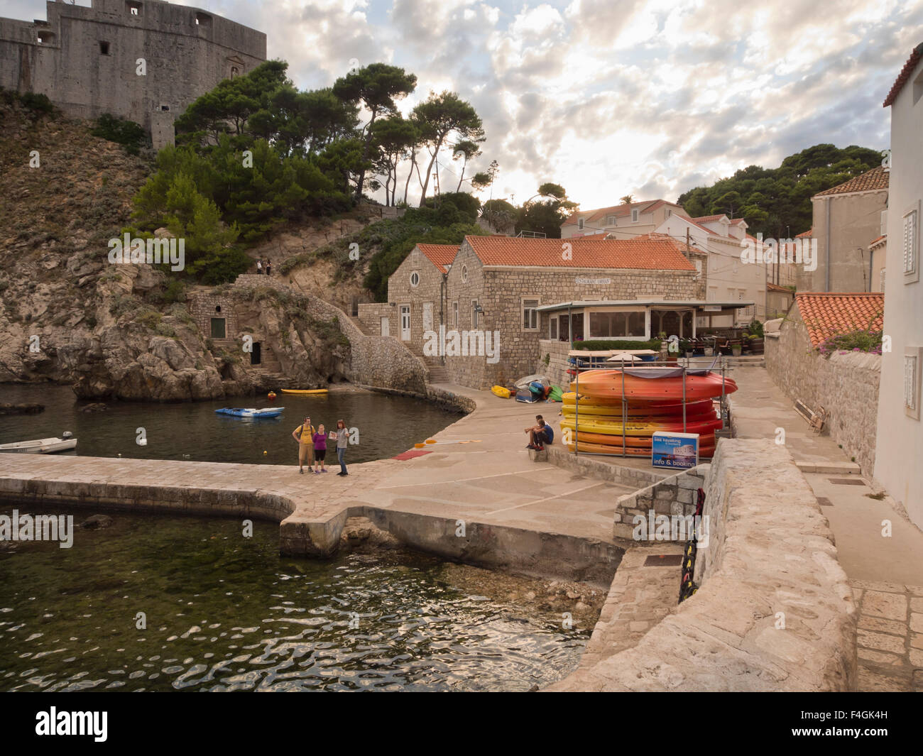 Kayak di Mare noleggio i popolari attività di vacanza, qui appena fuori le mura della città di Dubrovnik Croazia Foto Stock