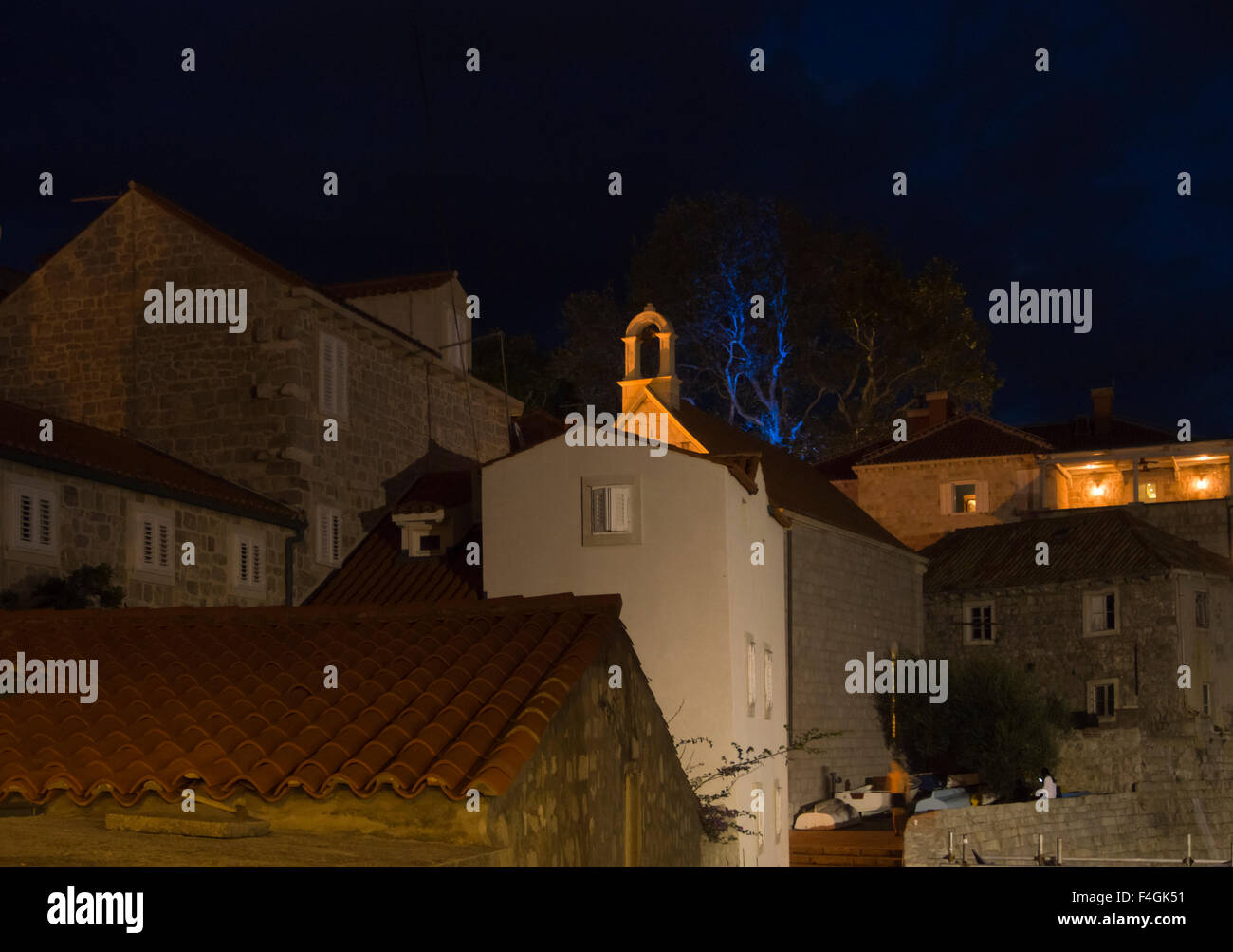 Notte in Dubrovnik Croazia diversa luce colorata su una chiesa ed edifici appena fuori le antiche mura della città Foto Stock