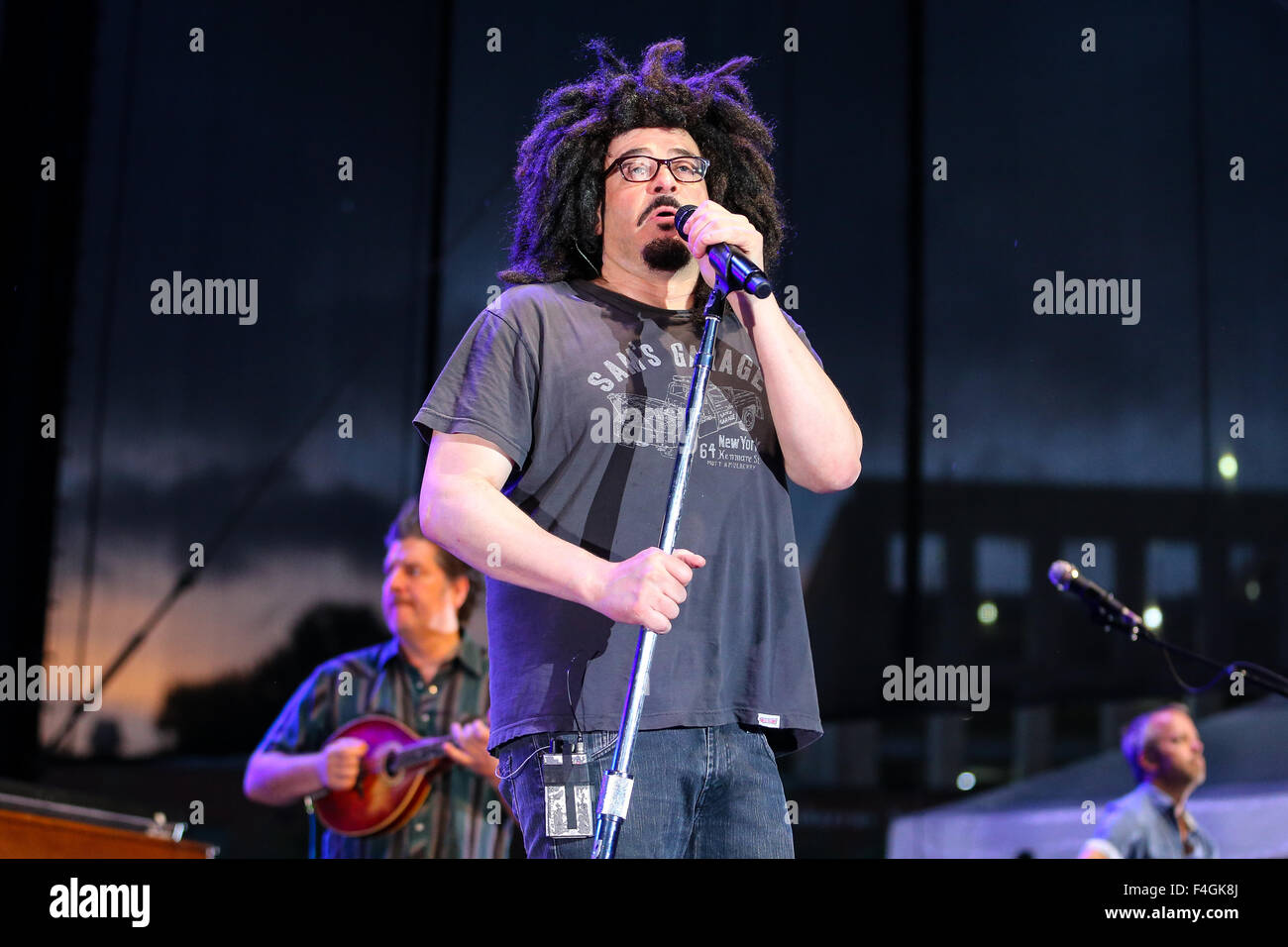 Counting Crows esibirsi in concerto Foto Stock