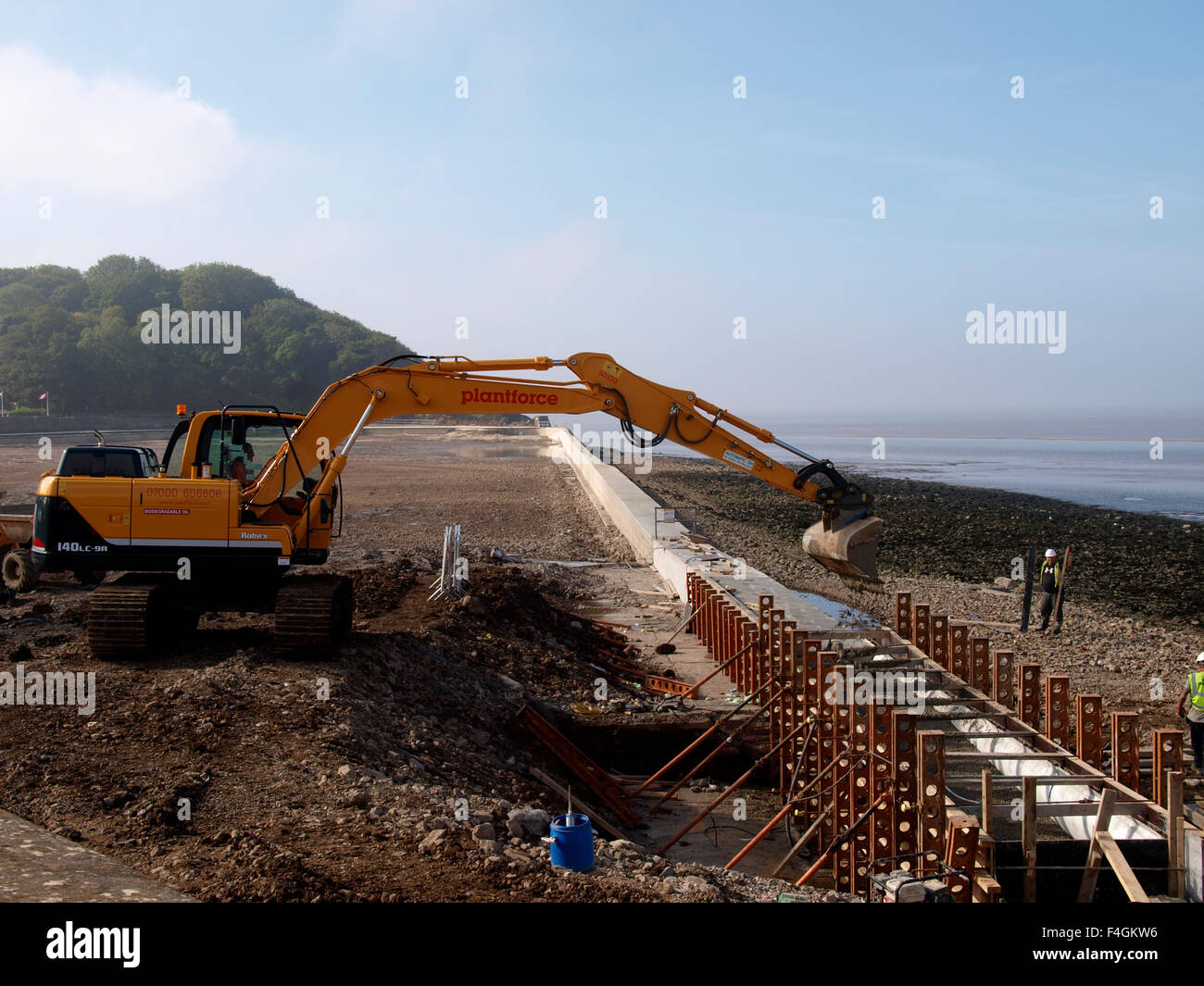 Il lavoro sulla Clevedon lago marino progetto di restauro, Clevedon, Somerset, Regno Unito Foto Stock